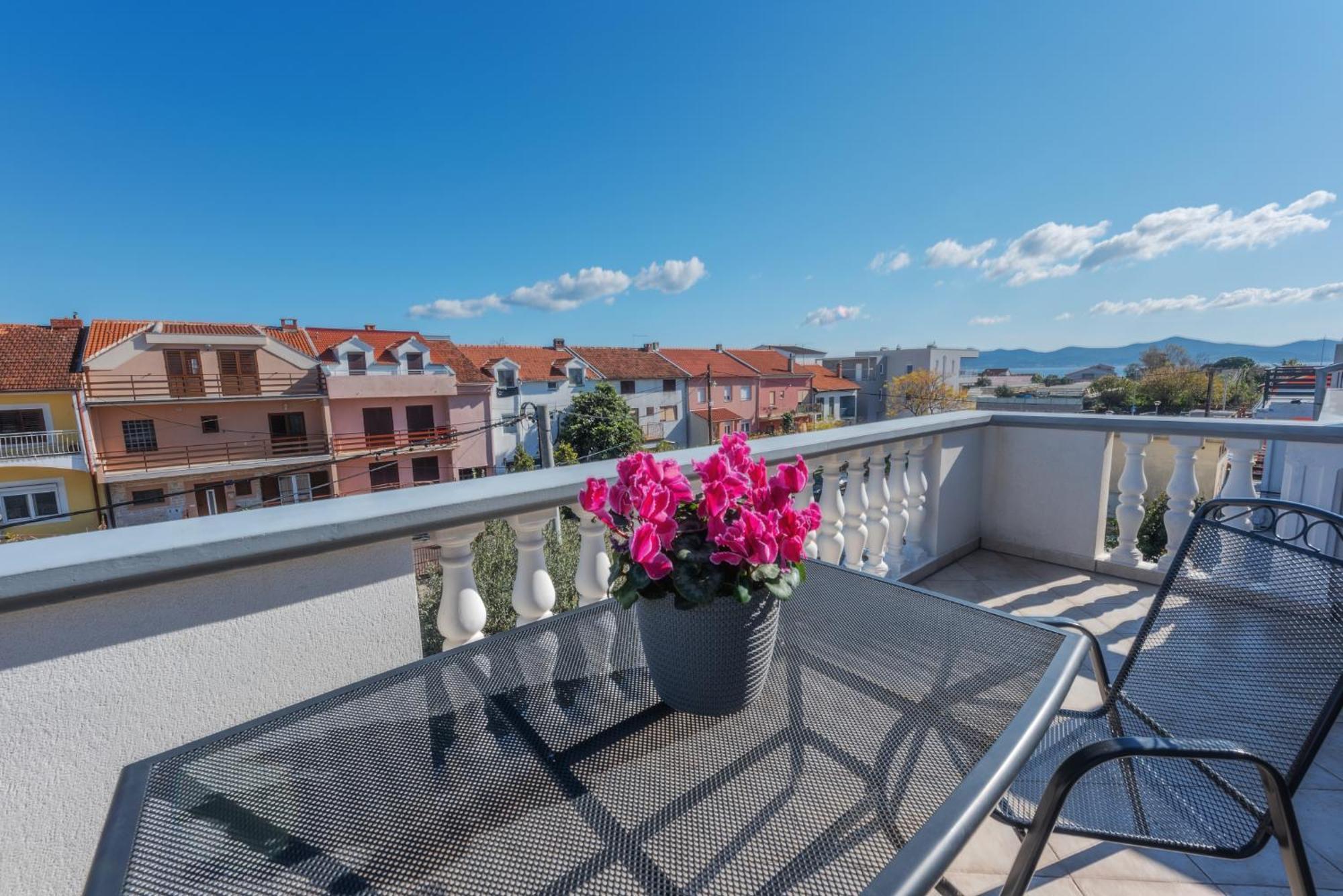 Perica Apartment And Perica Room With Separate Entrance Zadar Exteriör bild