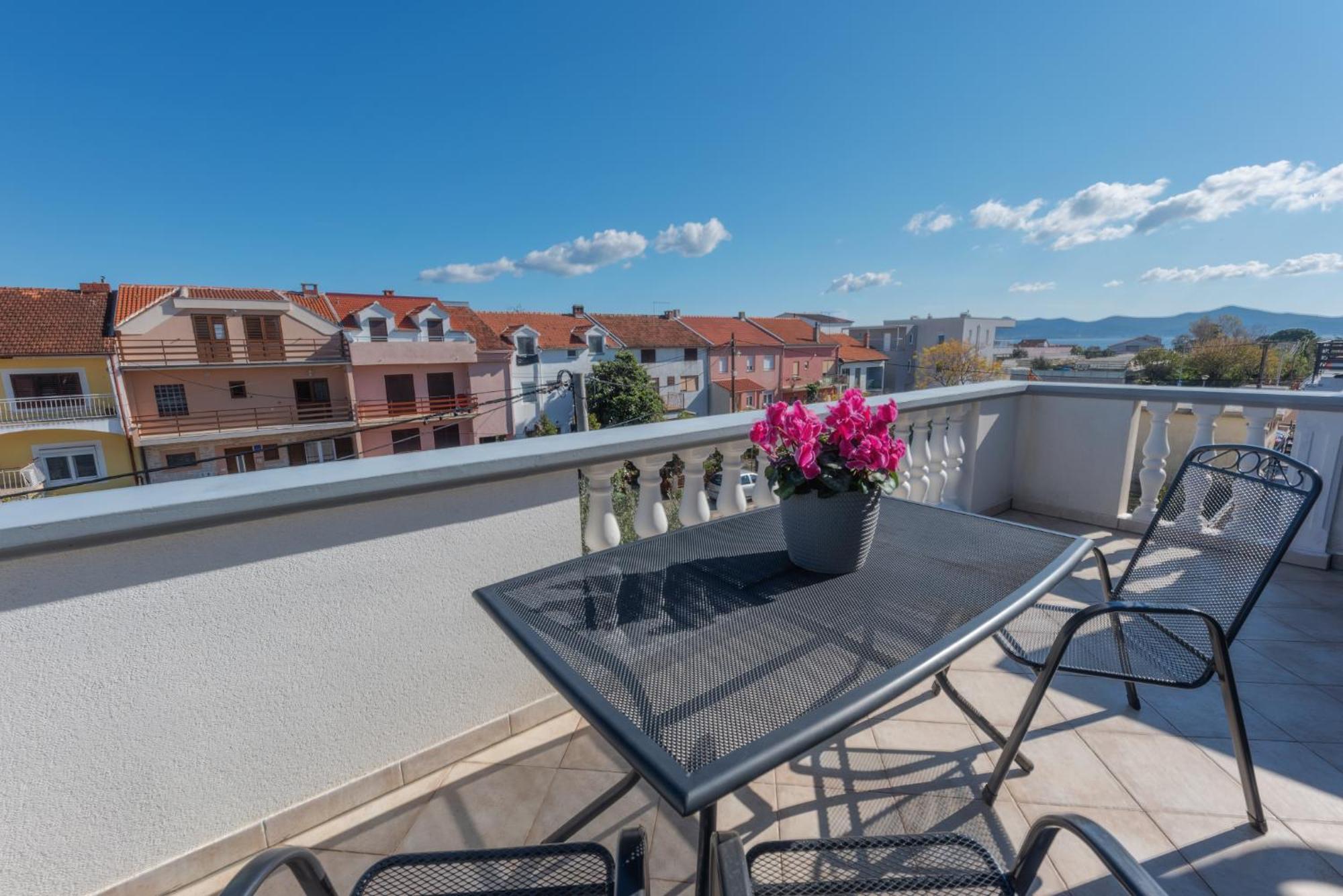 Perica Apartment And Perica Room With Separate Entrance Zadar Exteriör bild