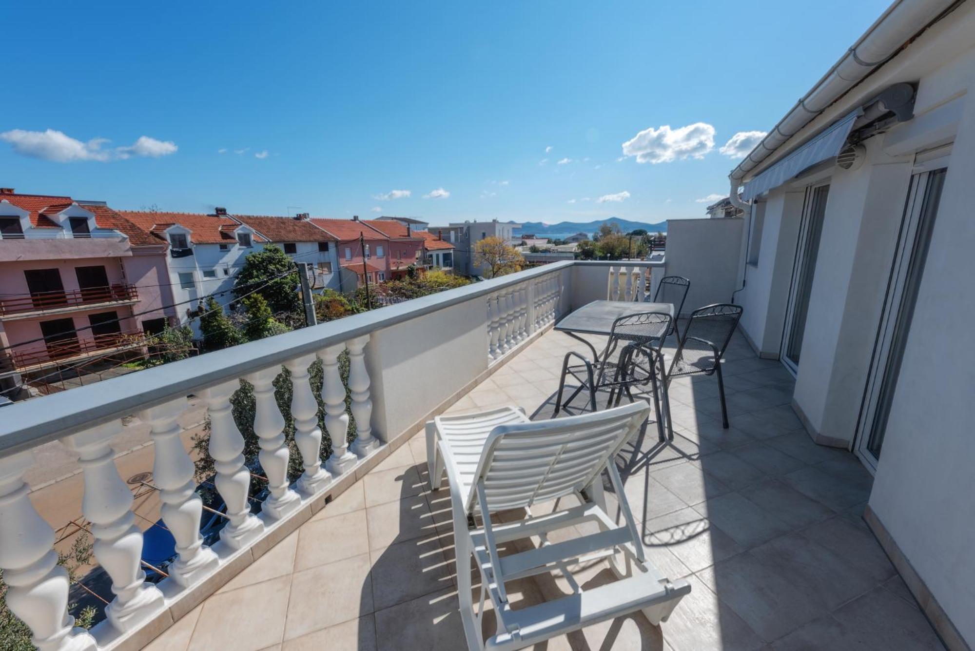 Perica Apartment And Perica Room With Separate Entrance Zadar Exteriör bild
